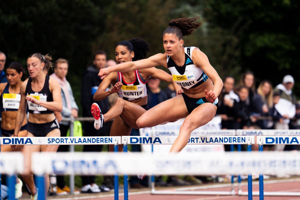 Ze Sedney (The Netherlands) ueber 100m Huerden am 28.05.2022 waehrend der World Athletics Continental Tour IFAM Oordegem in Oordegem